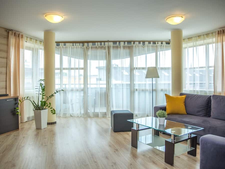 Meja, kalis bunyi, seterika/papan seterika, Wi-fi percuma