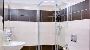 Shower, perlengkapan mandi gratis, pengering rambut, dan handuk