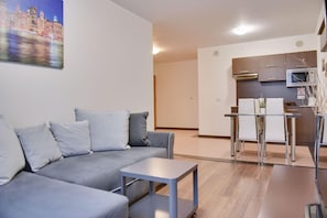Schreibtisch, schallisolierte Zimmer, Bügeleisen/Bügelbrett