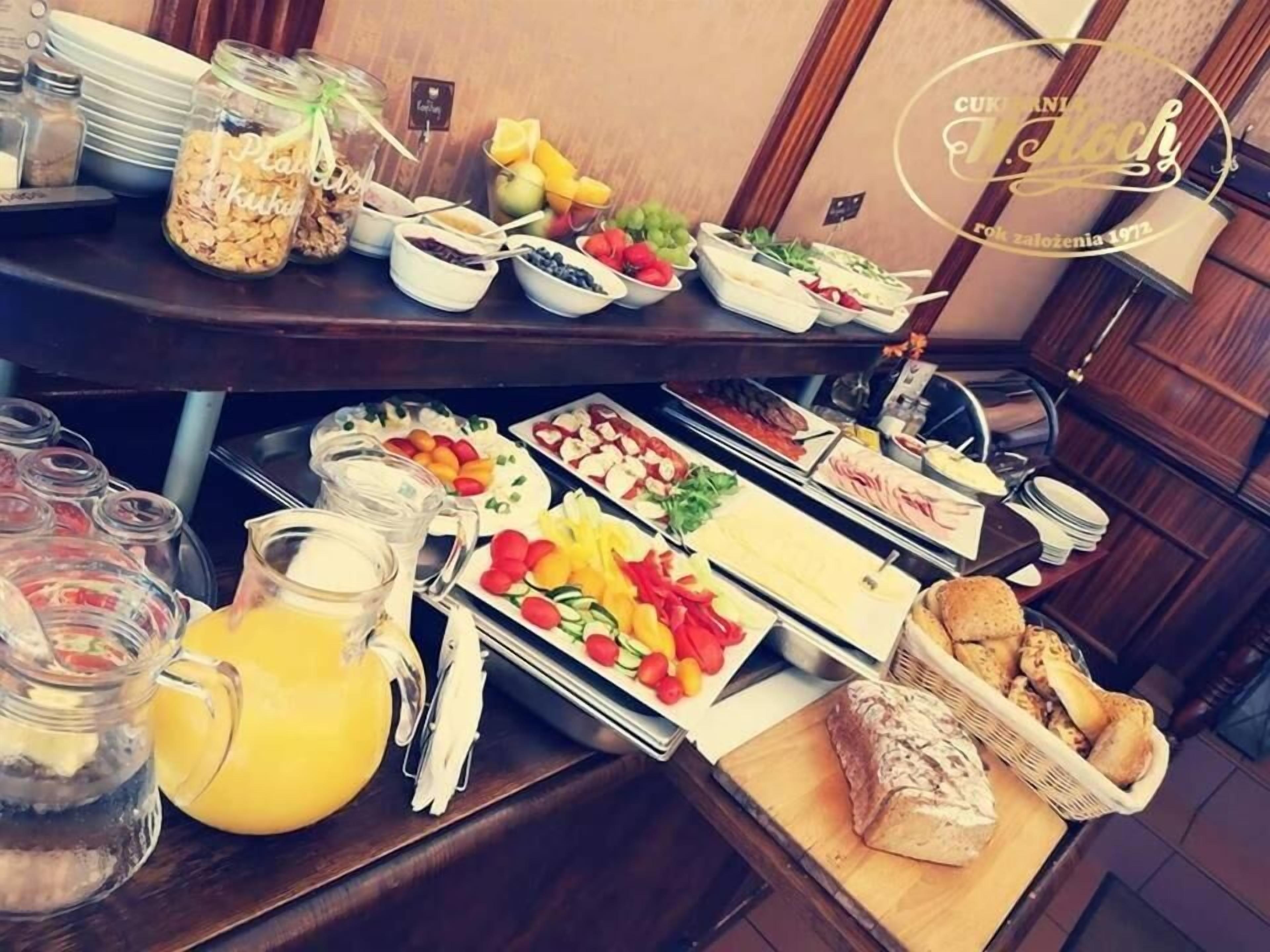 Desk, soundproofing, iron/ironing board, free WiFi