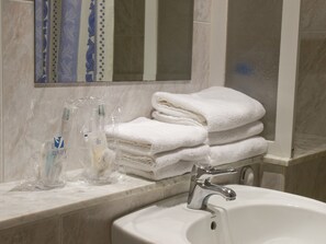 Bidet, towels, soap, toilet paper - Hotel Marcial (Naron)