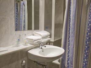 Bidet, towels, soap, toilet paper - Hotel Marcial (Naron)
