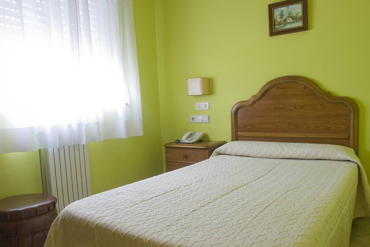 Eenpersoonskamer | Een bureau, gratis wifi, beddengoed