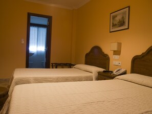 Desk, free WiFi, bed sheets - Hotel Marcial (Naron)