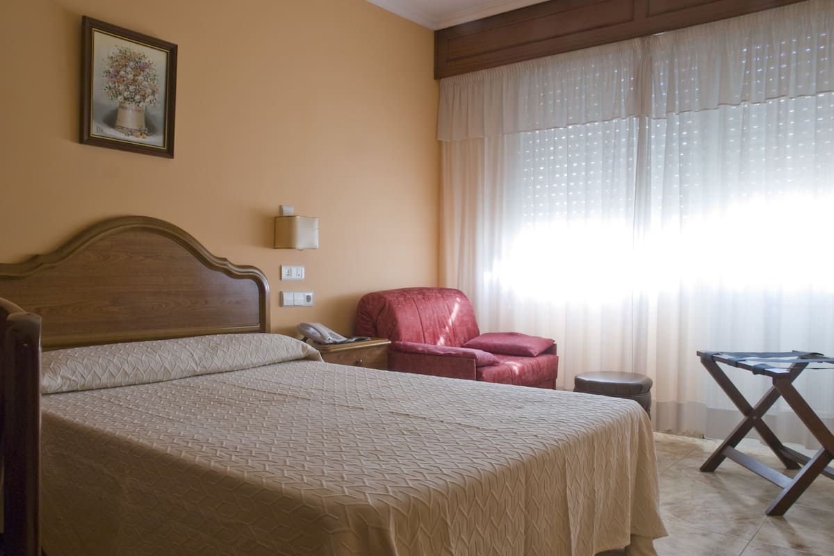 Kamer, 1 twee- of 2 eenpersoonsbedden | Een bureau, gratis wifi, beddengoed