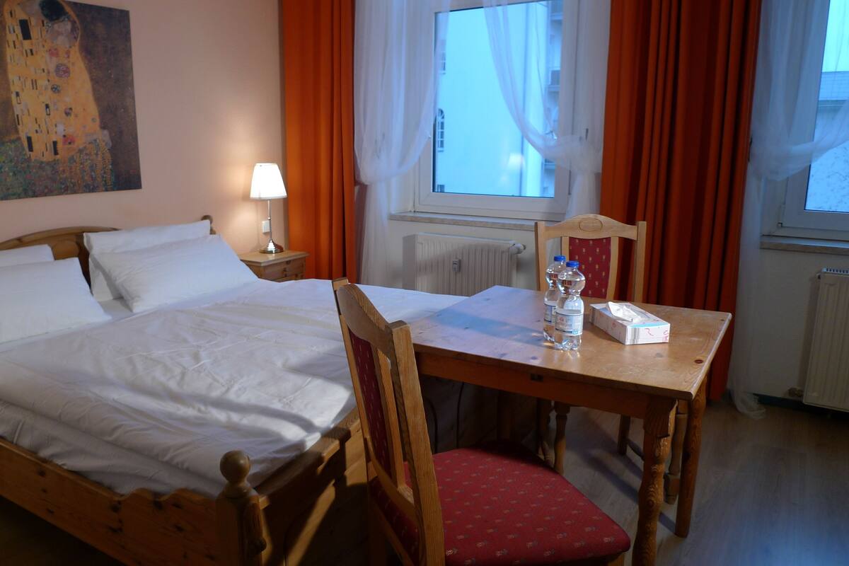 Dobbeltrom, privat bad | Blendingsgardiner, lydisolert, wi-fi (inkludert) og sengetøy