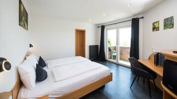 1 bedroom, desk, blackout curtains, free WiFi