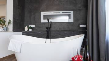 Deluxe-Doppelzimmer | Badezimmer | Dusche, Haartrockner, Handtücher, Seife