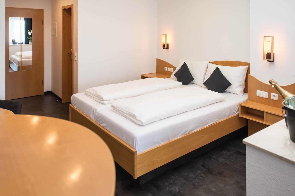 Comfort Double Room | 1 bilik tidur, meja, langsir/tirai gelap terus, Wi-fi percuma