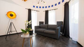 Junior-Suite | Wohnbereich | 28-Zoll-Flachbildfernseher mit Kabelempfang, Fernseher, Kinderspielzeug