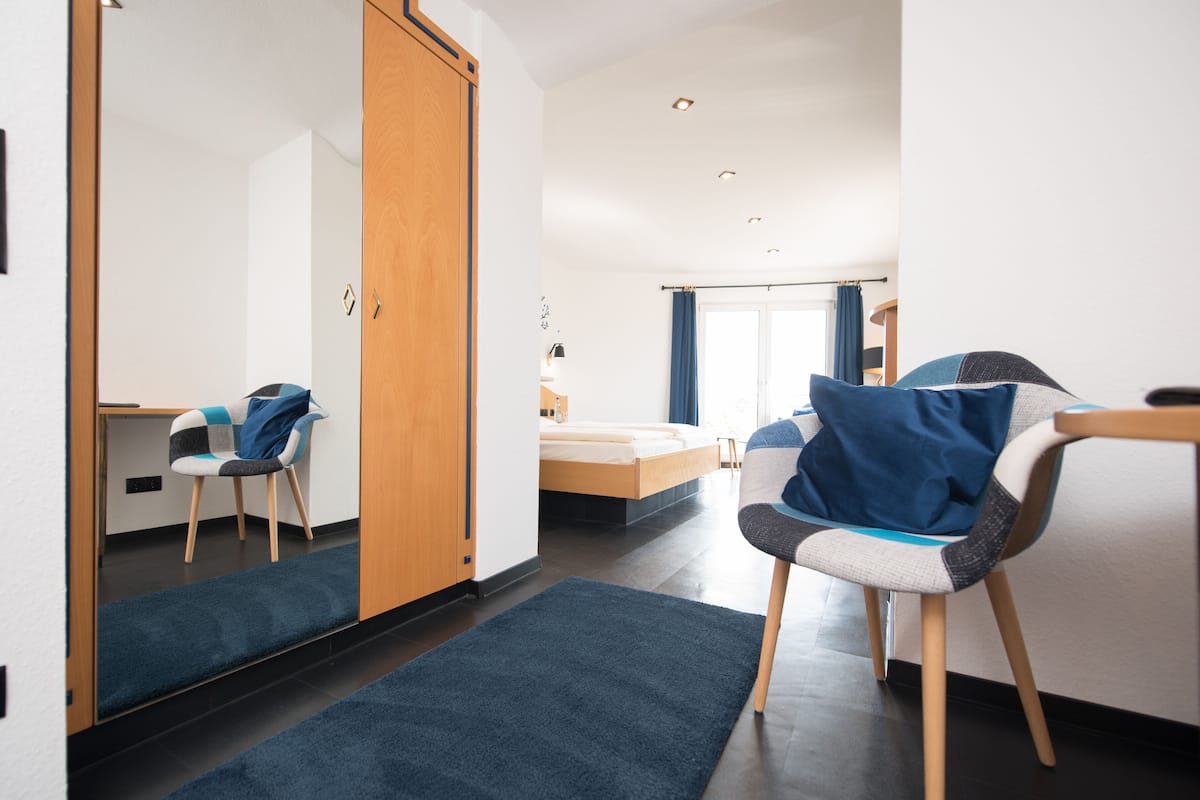 Deluxe Double Room | Ruang tamu | 28 inci televisyen skrin rata dengan kabel, TV, mainan