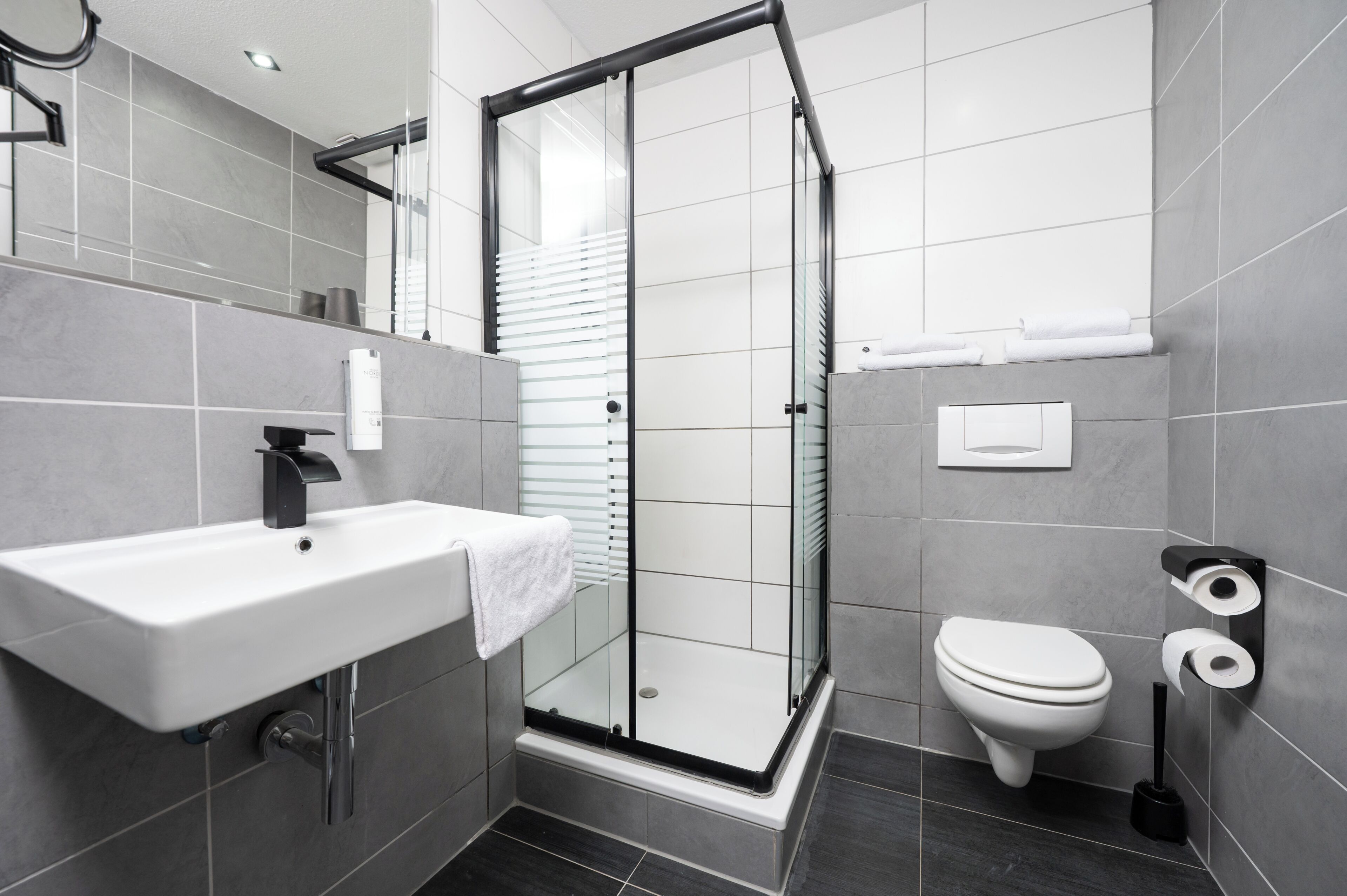 Deluxe-Doppelzimmer | Badezimmer | Dusche, Haartrockner, Handtücher, Seife