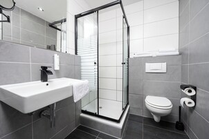 Habitación Deluxe doble | Baño | Ducha, secador de pelo, toallas y jabón