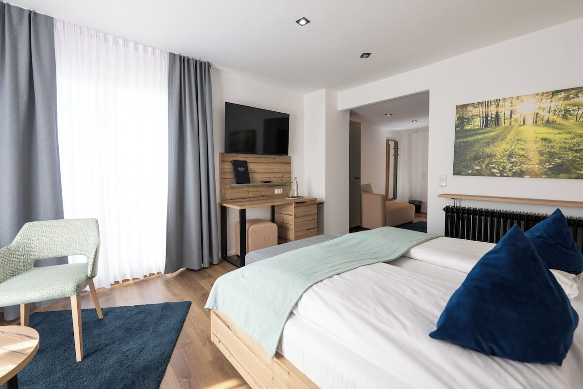 Habitación doble Confort | Escritorio, cortinas blackout, wifi gratis y ropa de cama