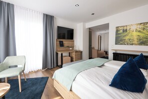 Habitación doble Confort | Escritorio, cortinas blackout, wifi gratis y ropa de cama 