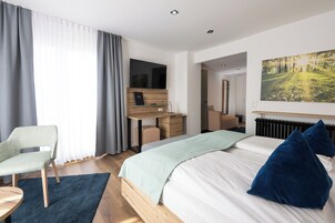 Habitación Confort doble | Escritorio, cortinas opacas, wifi gratis y ropa de cama
