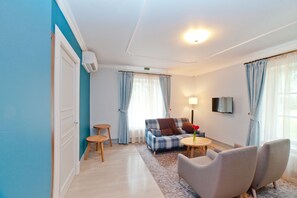 Desk, blackout curtains, soundproofing, free WiFi - Hämeenkylä Manor (Vantaa)