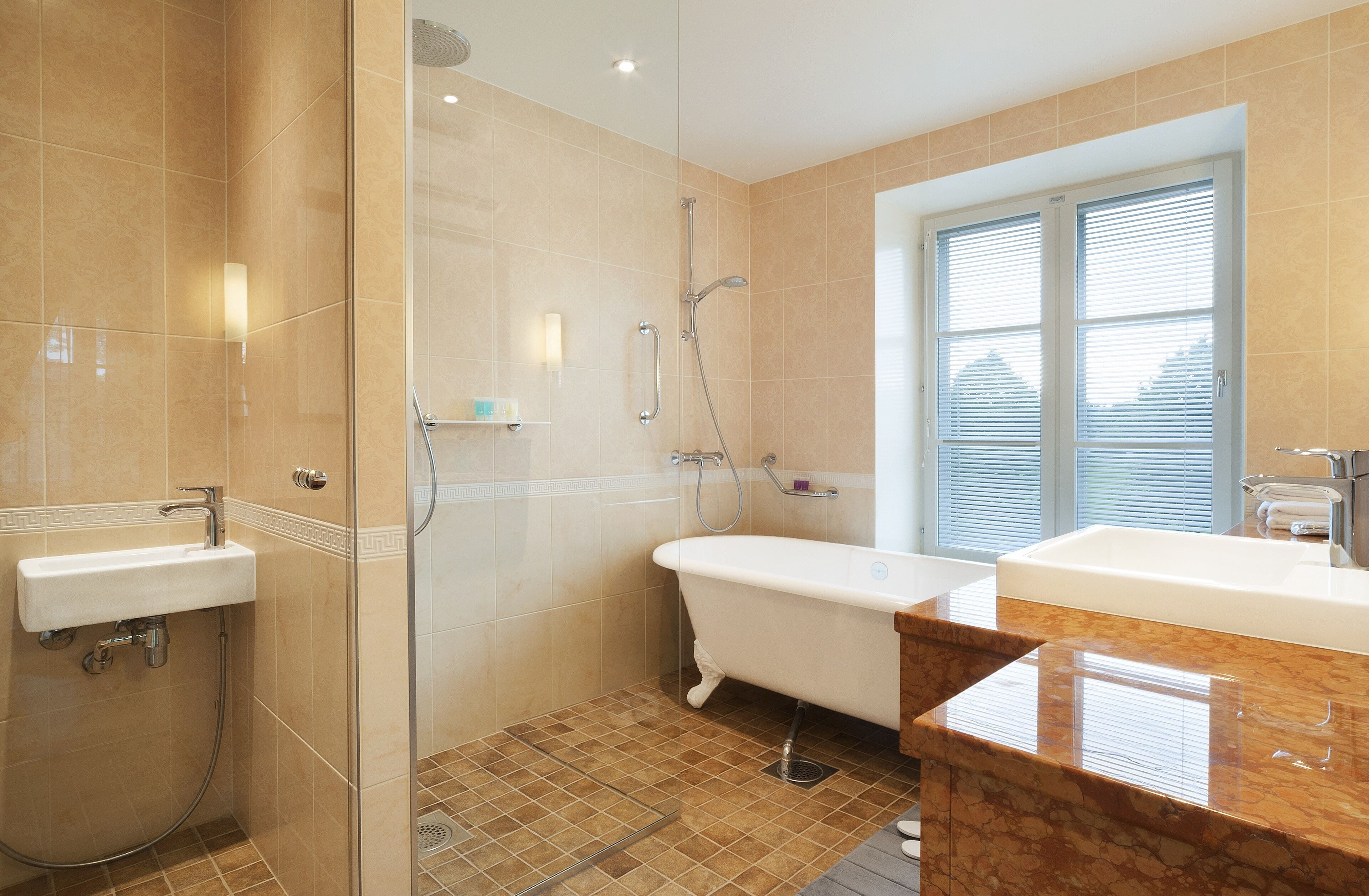 suite | bathroom | free toiletries, towels