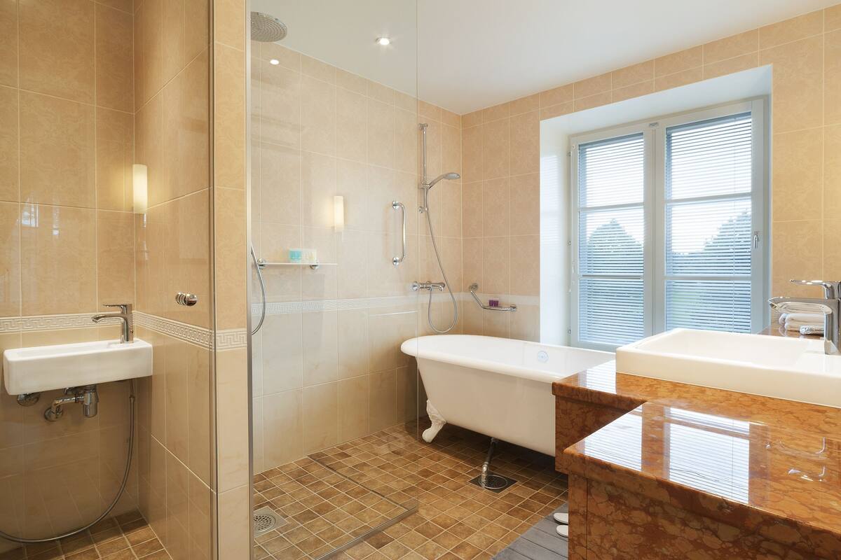 suite | bathroom | free toiletries, towels