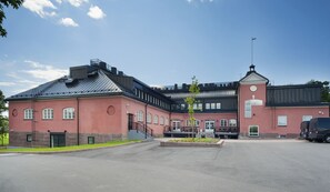 A large, red brick building with a symmetrical facade, multiple windows, and a central entrance. - Hämeenkylä Manor (Vantaa)