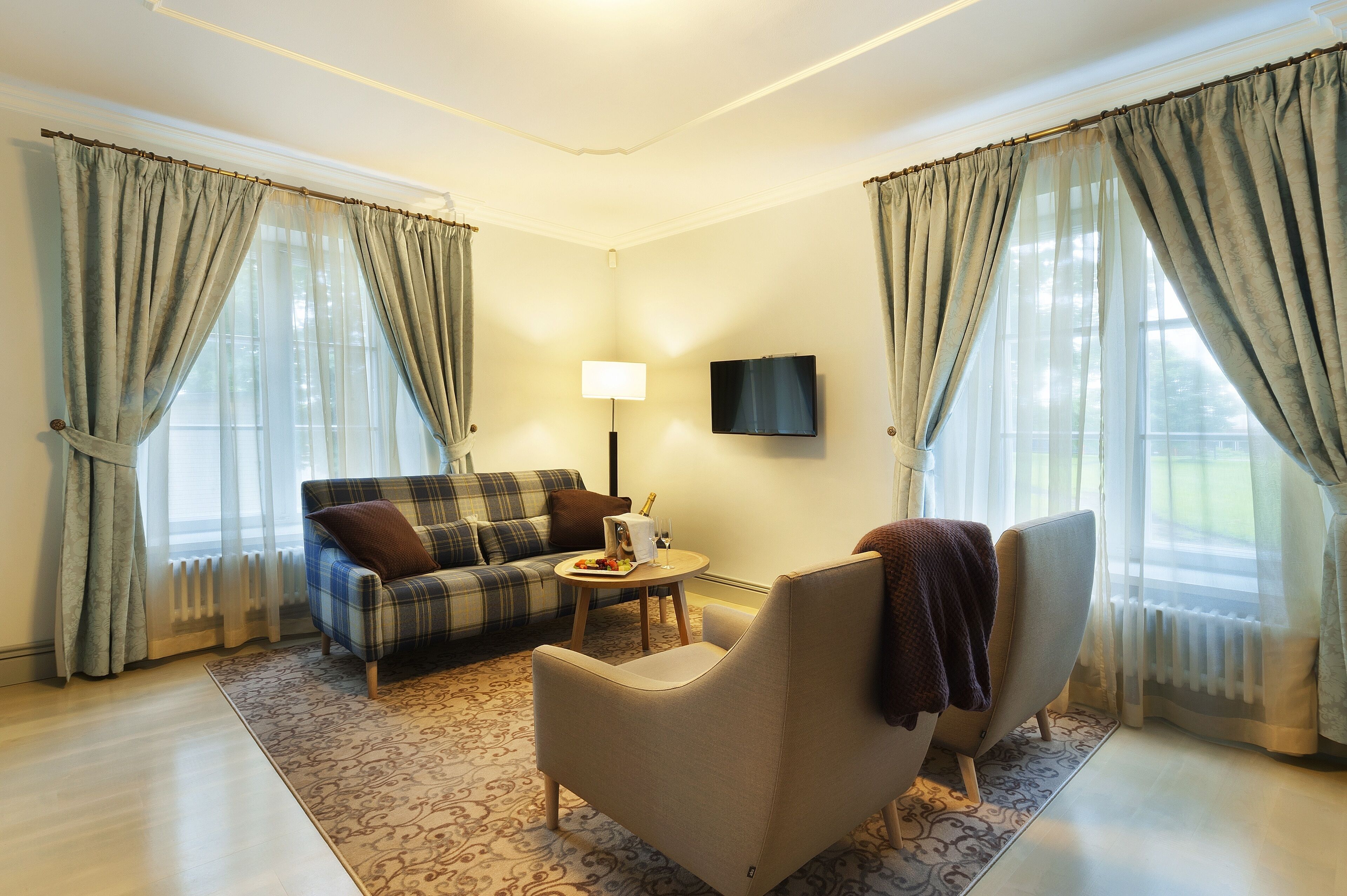 suite | desk, blackout curtains, soundproofing, free wifi