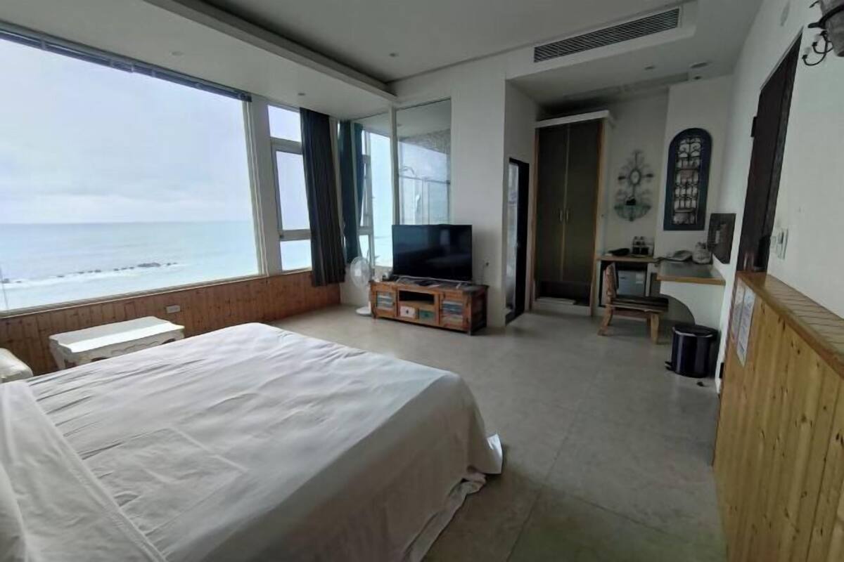 Desk, blackout curtains, free WiFi