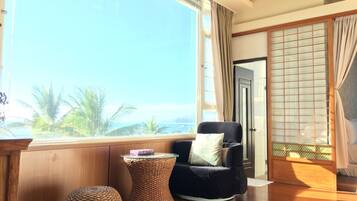 Kahden hengen deluxe-huone (kaksi sänkyä), 2 parisänkyä, tupakointi kielletty, valtamerinäköala | Kylpyhuoneen mukavuudet | Suihku, sadesuihkupää, ympäristöystävälliset hygieniatuotteet