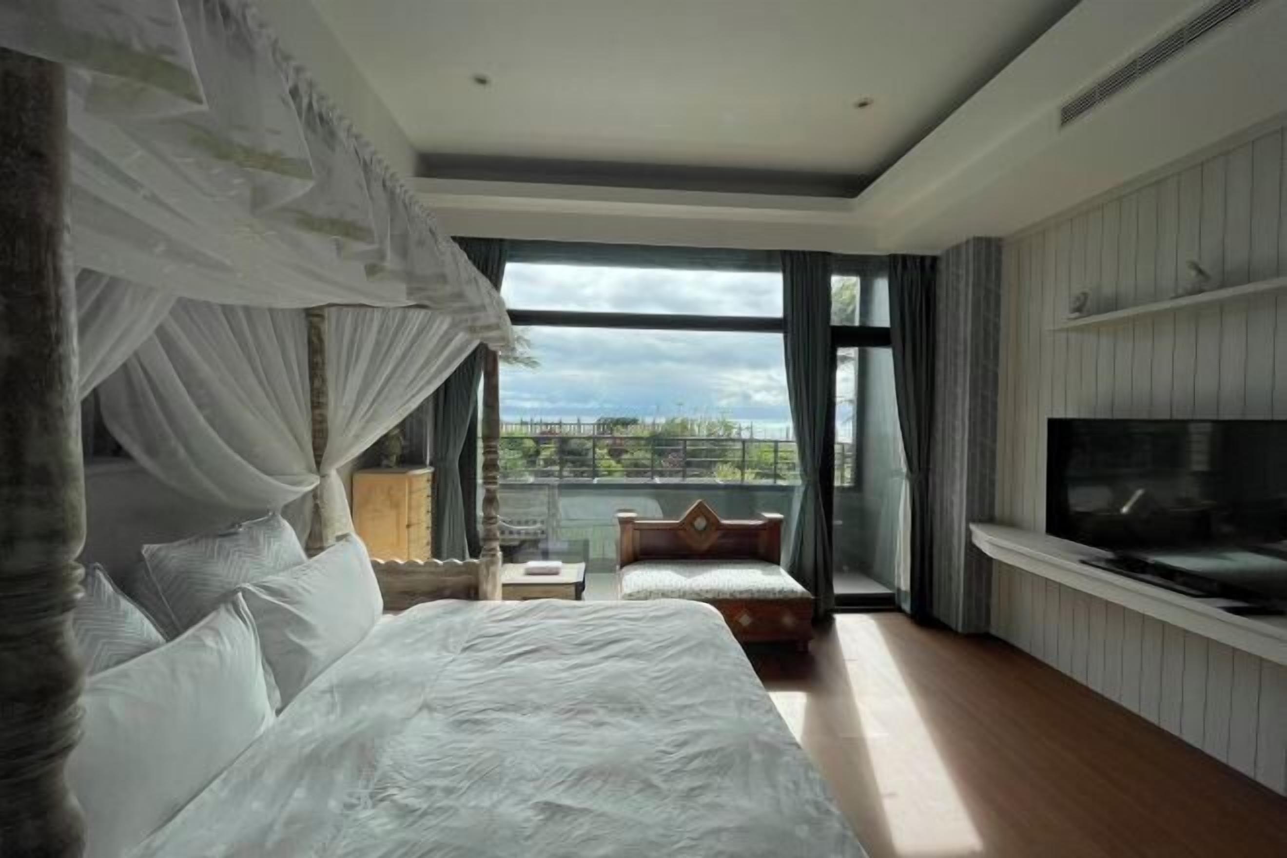 办公桌、遮光窗帘、免费 WiFi