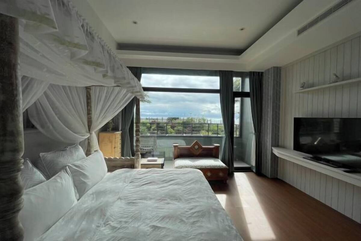 Desk, blackout curtains, free WiFi