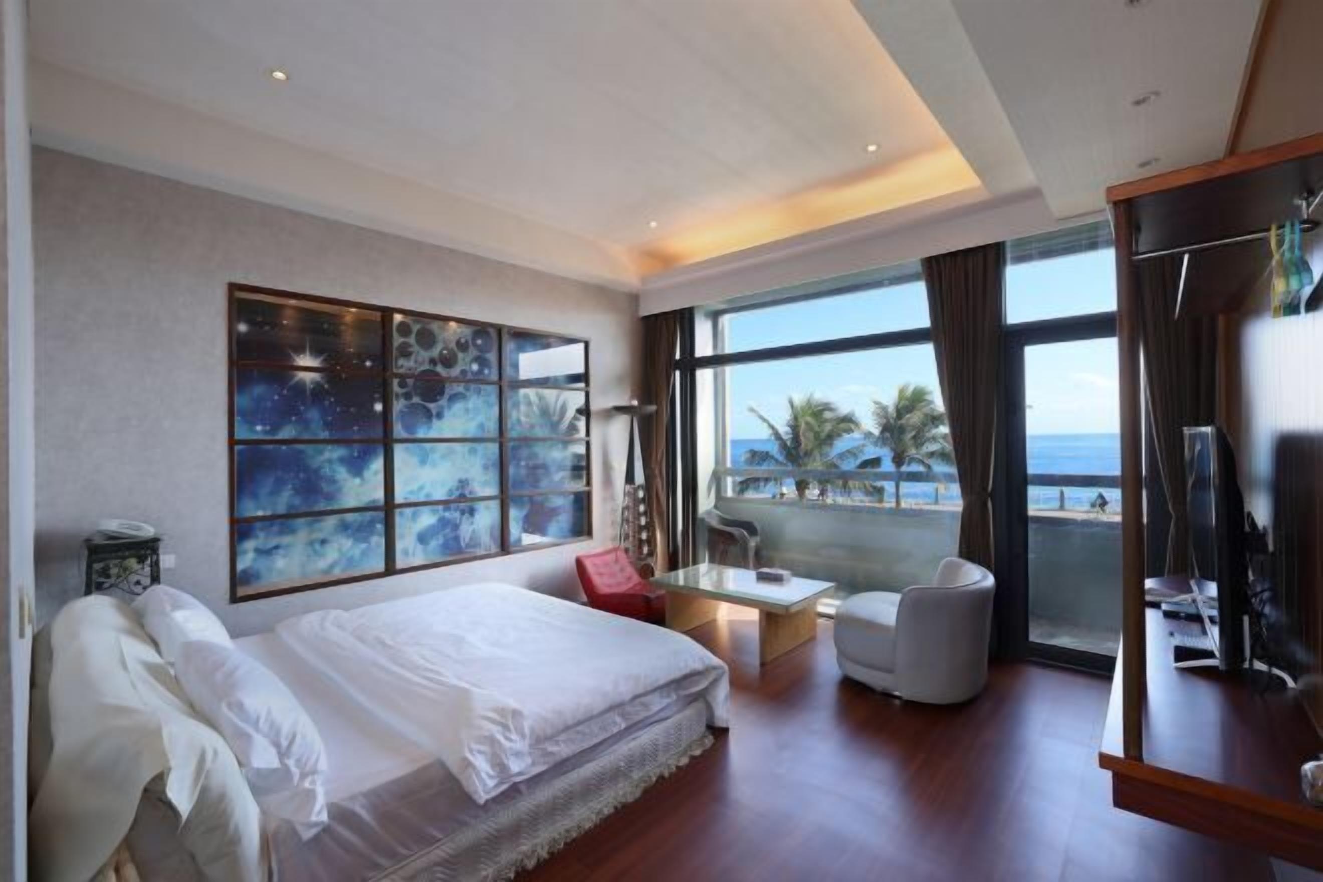 办公桌、遮光窗帘、免费 WiFi