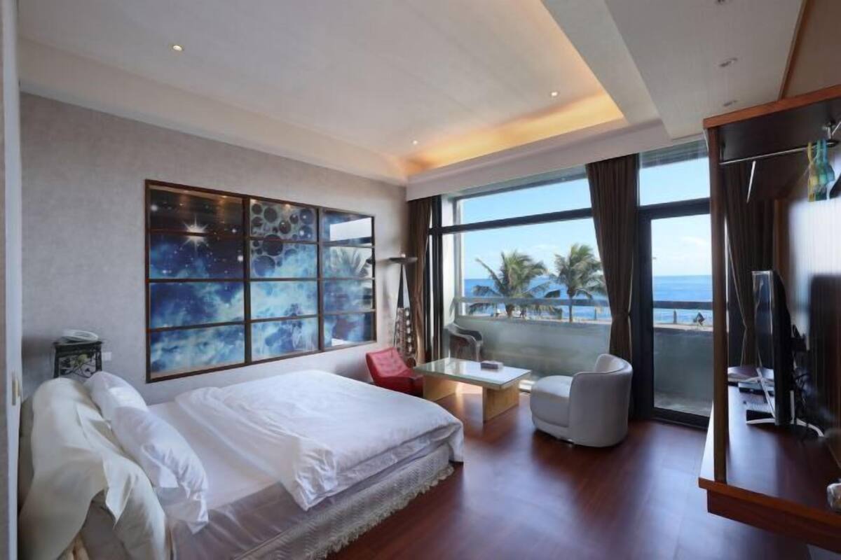 Desk, blackout curtains, free WiFi