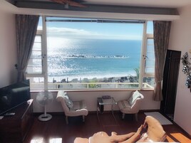 Escritorio, cortinas blackout, cunas y camas plegables/adicionales 