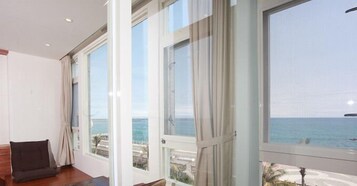 Escritorio, cortinas blackout, cunas y camas plegables/adicionales 