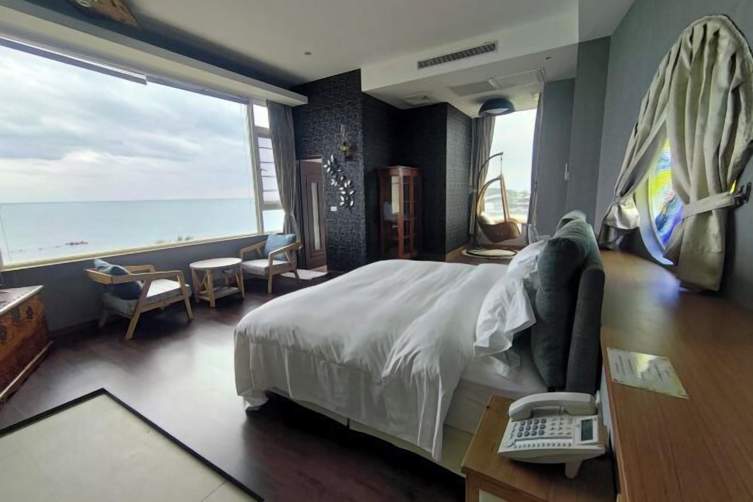 办公桌、遮光窗帘、免费 WiFi