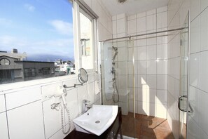 Quarto casal standard, 1 cama de casal, para não fumantes, vista para o oceano | Banheiro | Chuveiro, chuveiro com efeito de chuva