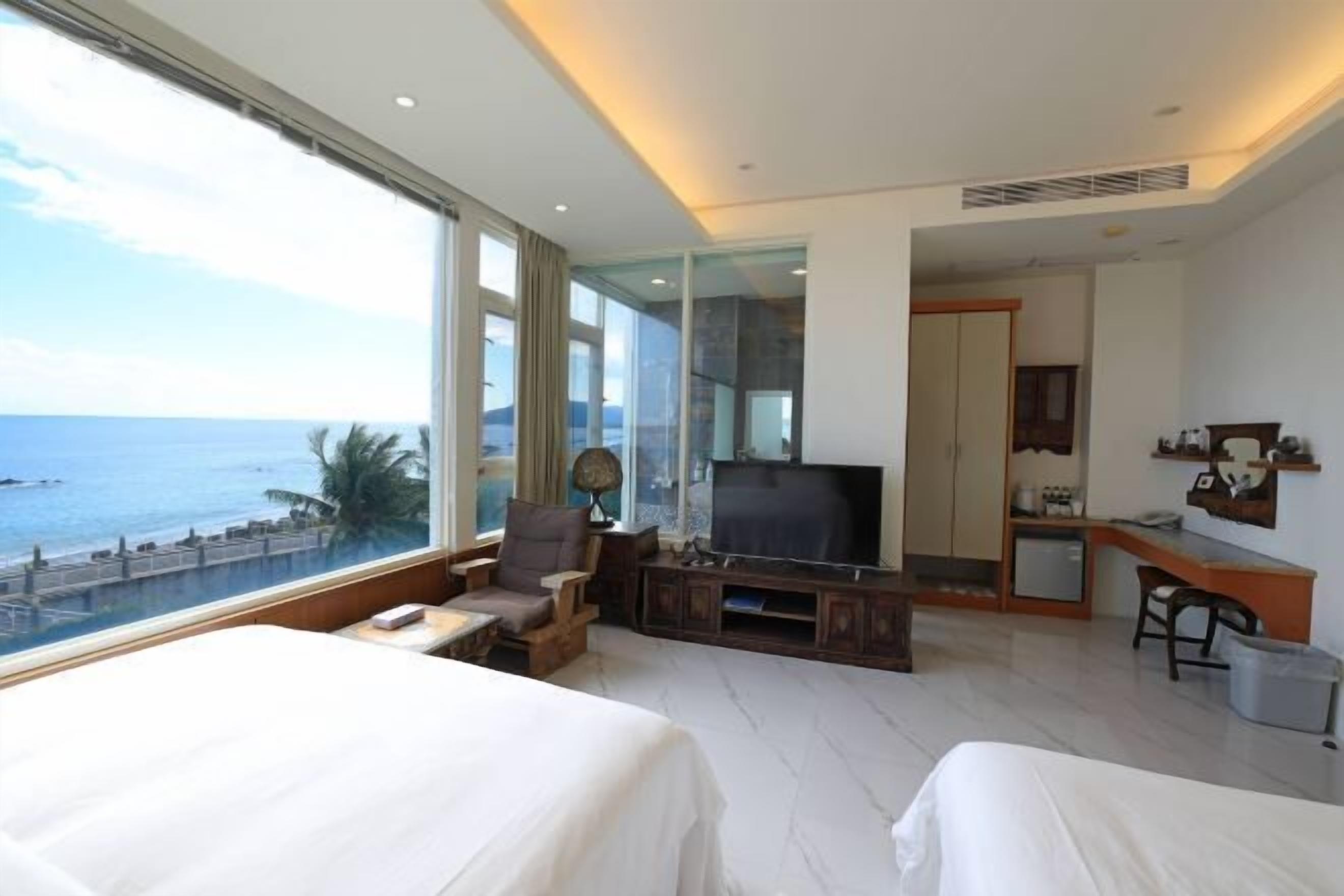 办公桌、遮光窗帘、免费 WiFi