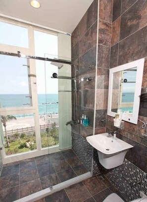 Deluxe Double Room, 2 Double Beds, Non Smoking, Ocean View | Bathroom | Shower, rainfall showerhead, eco-friendly toiletries, hair dryer - View Ocean (Hualien City)