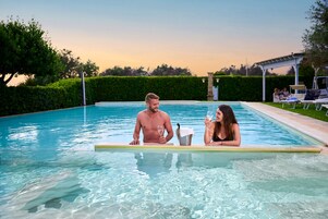 Una piscina al aire libre de temporada, tumbonas