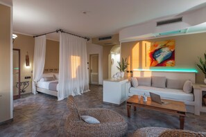 Suite superior, hidromasaje | Área de sala de estar | Televisión LCD y libros