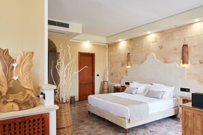 Caja de seguridad en la habitación, escritorio y cortinas blackout 