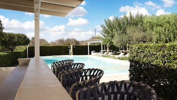 Poolside bar