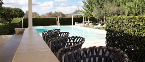 Poolside bar