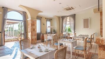 TĂ€gliches kontinentales FrĂŒhstĂŒck gegen GebĂŒhr