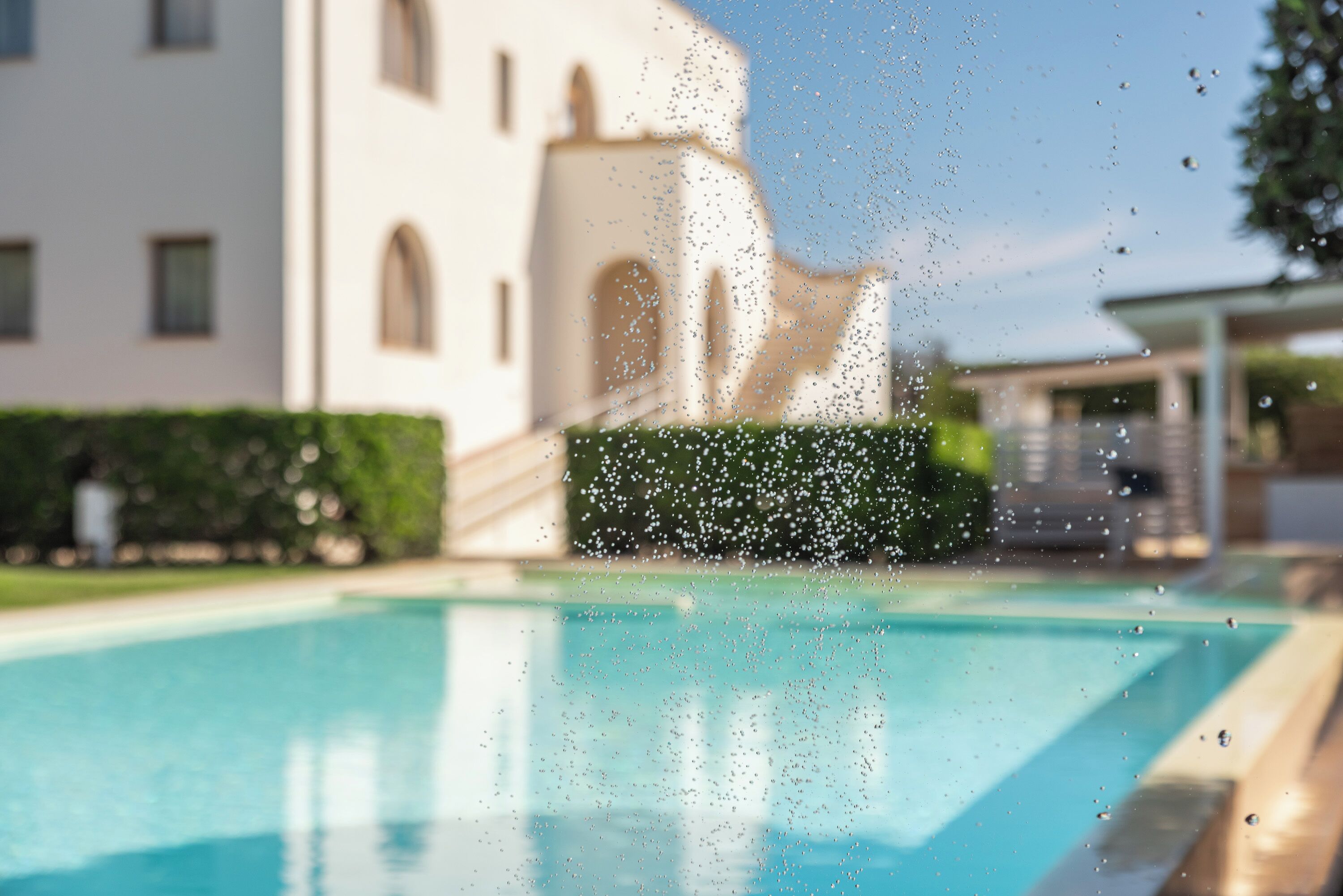 Una piscina con vista su un edificio sullo sfondo.
