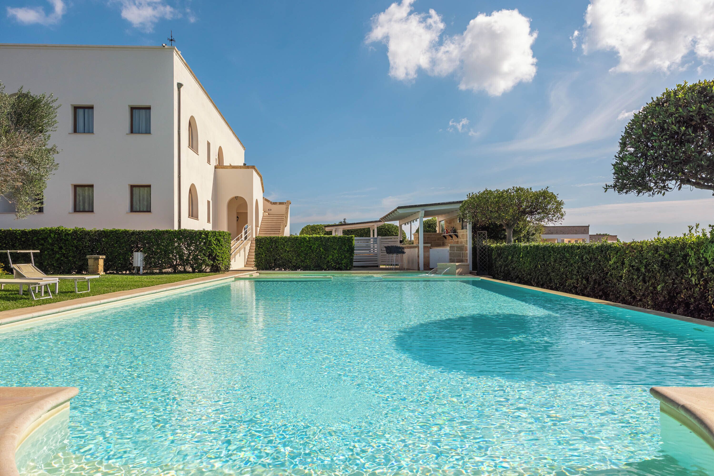 Außenpool (je nach Saison geöffnet), Liegestühle