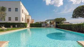 AuĂenpool (je nach Saison geöffnet), LiegestĂŒhle