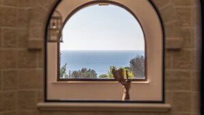 A framed window with a view of the sea and trees. - Montecallini Hotel - Adults Only (Patu)