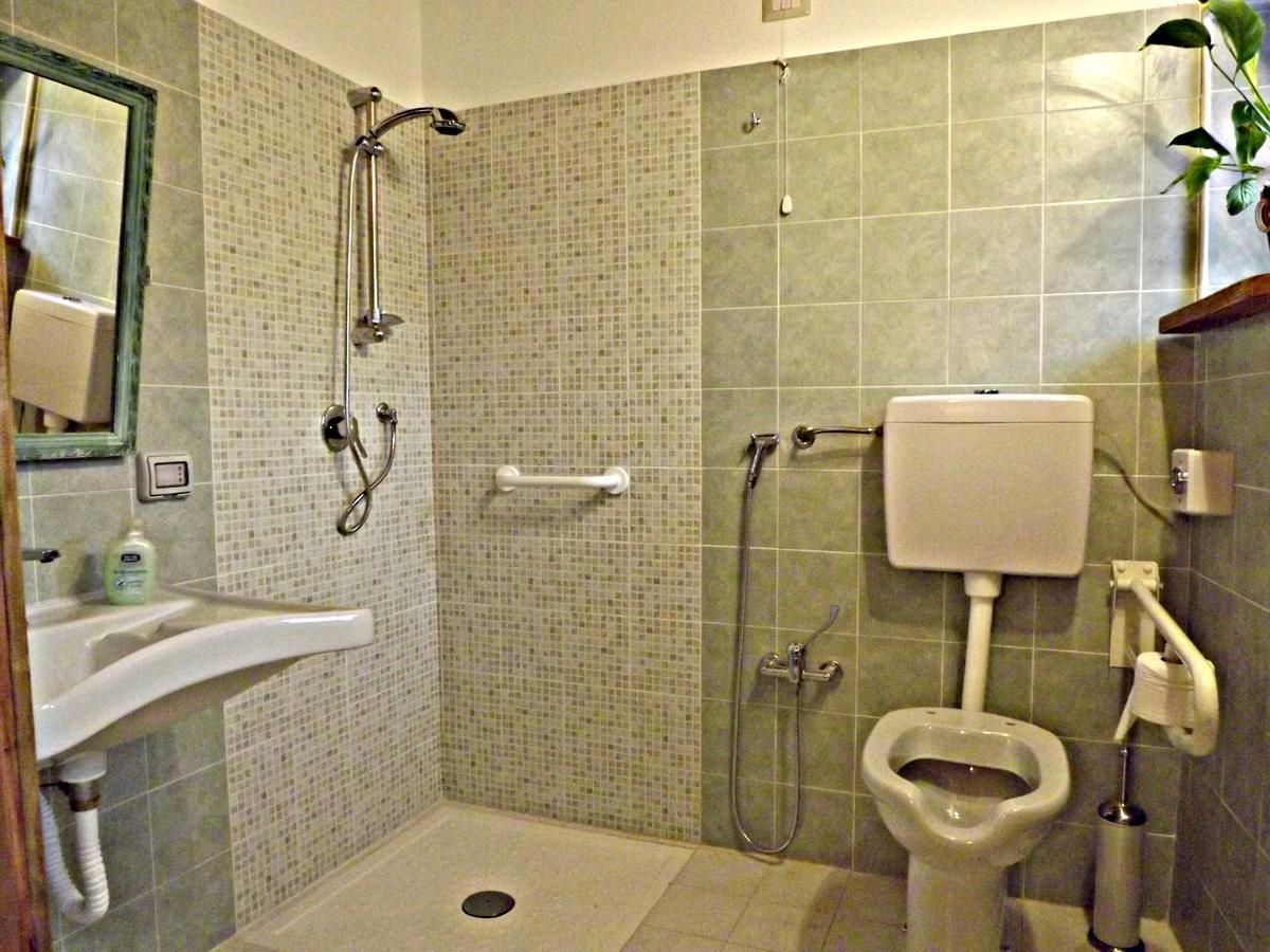 Un baño pequeño con ducha, inodoro y lavabo.