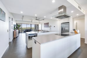 Refrigerador con freezer, microondas, horno, placa de cocina