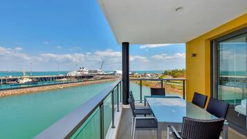Apartamento família, 2 quartos, vista para o oceano | Terraço/pátio